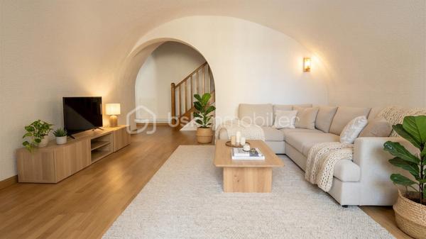 TROP TARD POUR CETTE JOLIE PEPITE QUI EST SOUS OFFRE ACCEPTEE!!!!!!!!!!

EXCLUSIVITÉ À ROGNAC – À NE PAS MANQUER ! 
Un prix de vente et un prix au m² comparables à ceux d’un appartement… sans les contraintes des charges de copropriété ni la promiscuité du voisinage !


⚠️ Attention : chaque pièce est présentée avec une photo réelle ainsi qu’une projection réalisée par intelligence artificielle (non contractuelle et non à l’échelle) afin de vous aider à visualiser tout le potentiel du bien.

*** Idéal pour un jeune couple, une famille ou un investisseur ***

📍 Emplacement privilégié :
À 3 minutes à pied des écoles maternelle et primaire
À 5 minutes à pied de la gare SNCF
À proximité immédiate des commerces, commodités et parkings
En plein cœur du village tout en bénéficiant d’un environnement calme

Laissez-vous séduire par cette charmante maison de village offrant de nombreux atouts : une excellente localisation, une belle luminosité, de beaux volumes et surtout une superbe terrasse tropézienne avec une vue panoramique à 180° sur le village, l’étang et le plateau. Des travaux sont à prévoir, vous laissant l’opportunité de créer un intérieur entièrement à votre image.

Au rez-de-chaussée :
Petite terrasse d'accueil permettant de stationner un deux-roues et de ne pas avoir la porte d'entrée directement sur la route
Cuisine / salle à manger de 25 m²
Salon voûté plein de charme
WC indépendant (avec arrivée d'eau : espace buanderie)

Au 1er étage :
3 chambres de 10 à 13 m²
Salle d'eau rénovée
Second WC avec espace de rangement

Au 2e étage :
Pièce de 25 m² pouvant accueillir une suite parentale, une 4e chambre, un bureau ou un second salon
Accès à une magnifique terrasse de 25 m² avec vue exceptionnelle

Équipements : Climatisation au rez-de-chaussée et dans la plus grande chambre, Double vitrage, Volets roulants électriques solaires, Menuiseries PVC...

Une maison pleine de potentiel dans l'un des secteurs les plus recherchés de Rognac. Une visite s'impose !