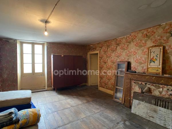 Grande maison en pierre de 227m2 centre bourg, 6 chambres.