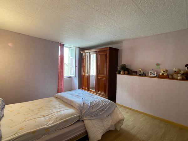 Grande maison en pierre de 227m2 centre bourg, 6 chambres.