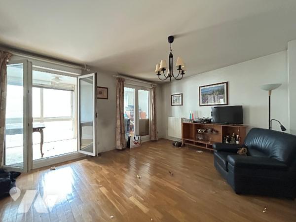 Dans un ensemble immobilier situé à LYON 9ÈME ARRONDISSEMENT Rue de St Cyr. T3 avec cave et garage.
