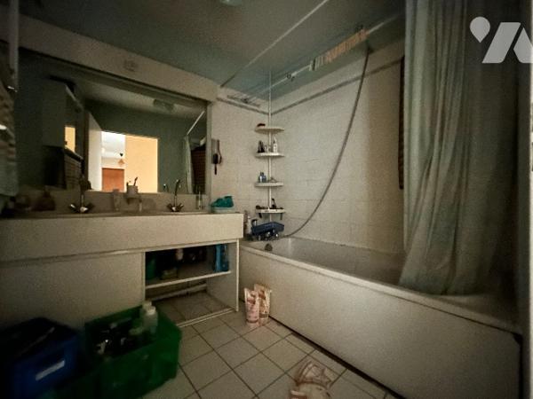 Dans un ensemble immobilier situé à LYON 9ÈME ARRONDISSEMENT Rue de St Cyr. T3 avec cave et garage.