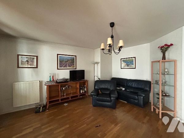 Dans un ensemble immobilier situé à LYON 9ÈME ARRONDISSEMENT Rue de St Cyr. T3 avec cave et garage.