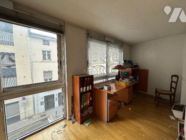 Dans un ensemble immobilier situé à LYON 9ÈME ARRONDISSEMENT Rue de St Cyr. T3 avec cave et garage.
