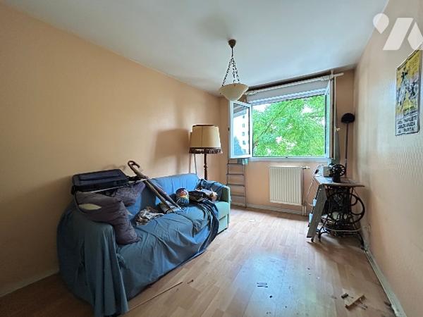 Dans un ensemble immobilier situé à LYON 9ÈME ARRONDISSEMENT Rue de St Cyr. T3 avec cave et garage.