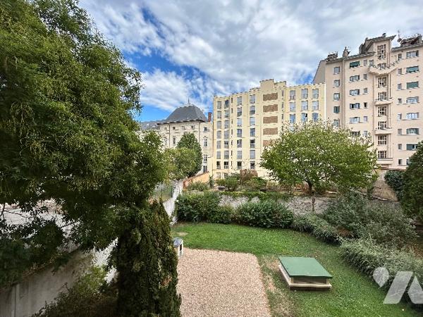 Dans un ensemble immobilier situé à LYON 9ÈME ARRONDISSEMENT Rue de St Cyr. T3 avec cave et garage.
