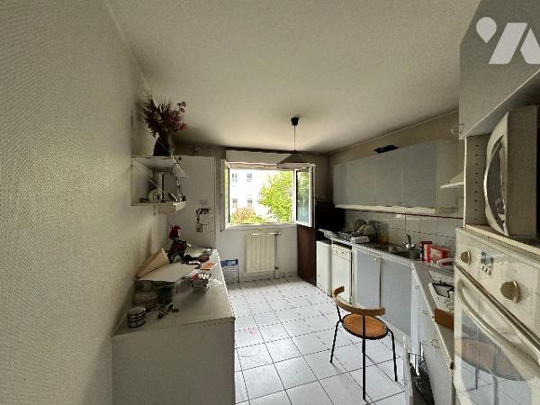 Dans un ensemble immobilier situé à LYON 9ÈME ARRONDISSEMENT Rue de St Cyr. T3 avec cave et garage.