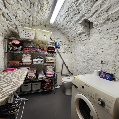 Au cœur de Grasse, capitale mondiale du parfum, découvrez ce bien rare et plein de caractère, offrant une véritable sensation de maison grâce à son entrée totalement indépendante.

Il développe environ 105,6 m² de surface totale, dont 50,96m² loi Carrez et 54,6 m² hors Carrez, le hors Carrez  correspondent à d'anciennes caves, entièrement réhabilitées et aménagées en espaces de vie, apportant un cachet unique avec leurs magnifiques voûtes en pierre.  
Ce bien atypique séduira les amateurs d'authenticité.

Dès votre arrivée, vous serez séduit par la belle hauteur sous plafond, les poutres apparentes et les volumes qui confèrent à la pièce de vie une atmosphère chaleureuse et authentique
À l'étage principal, vous profiterez d'une belle pièce de vie  comprenant un séjour convivial, une cuisine ouverte entièrement équipée et un espace salle à manger. Une salle d'eau avec WC complète ce niveau.

En rez-de-jardin, d'anciennes caves ont été entièrement réhabilitées en un espace de vie unique, conservant le charme des magnifiques voûtes en pierre. Vous y découvrirez deux chambres, une buanderie ainsi qu'une seconde salle d'eau et WC.

À l'extérieur, une agréable terrasse privative, à l'abri des regards et au calme, vous permettra de profiter des beaux jours.

Situé dans une petite copropriété de seulement trois lots, ce bien est une véritable invitation à vivre dans un lieu chargé d'histoire, alliant le cachet de l'ancien au confort actuel.

Les + :
Entrée indépendante, comme une maison
Deux chambres
Deux salles d'eau avec WC
Terrasse privative au calme
Petite copropriété de 3 lots
Emplacement idéal au cœur de Grasse, la ville du parfum
C'est un bien coup de cœur, atypique et plein de charme, que l'on ne visite pas… on le découvre.