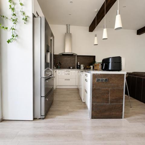 Au cœur de Grasse, capitale mondiale du parfum, découvrez ce bien rare et plein de caractère, offrant une véritable sensation de maison grâce à son entrée totalement indépendante.

Il développe environ 105,6 m² de surface totale, dont 50,96m² loi Carrez et 54,6 m² hors Carrez, le hors Carrez  correspondent à d'anciennes caves, entièrement réhabilitées et aménagées en espaces de vie, apportant un cachet unique avec leurs magnifiques voûtes en pierre.  
Ce bien atypique séduira les amateurs d'authenticité.

Dès votre arrivée, vous serez séduit par la belle hauteur sous plafond, les poutres apparentes et les volumes qui confèrent à la pièce de vie une atmosphère chaleureuse et authentique
À l'étage principal, vous profiterez d'une belle pièce de vie  comprenant un séjour convivial, une cuisine ouverte entièrement équipée et un espace salle à manger. Une salle d'eau avec WC complète ce niveau.

En rez-de-jardin, d'anciennes caves ont été entièrement réhabilitées en un espace de vie unique, conservant le charme des magnifiques voûtes en pierre. Vous y découvrirez deux chambres, une buanderie ainsi qu'une seconde salle d'eau et WC.

À l'extérieur, une agréable terrasse privative, à l'abri des regards et au calme, vous permettra de profiter des beaux jours.

Situé dans une petite copropriété de seulement trois lots, ce bien est une véritable invitation à vivre dans un lieu chargé d'histoire, alliant le cachet de l'ancien au confort actuel.

Les + :
Entrée indépendante, comme une maison
Deux chambres
Deux salles d'eau avec WC
Terrasse privative au calme
Petite copropriété de 3 lots
Emplacement idéal au cœur de Grasse, la ville du parfum
C'est un bien coup de cœur, atypique et plein de charme, que l'on ne visite pas… on le découvre.