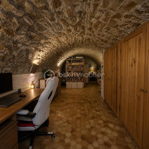 Au cœur de Grasse, capitale mondiale du parfum, découvrez ce bien rare et plein de caractère, offrant une véritable sensation de maison grâce à son entrée totalement indépendante.

Il développe environ 105,6 m² de surface totale, dont 50,96m² loi Carrez et 54,6 m² hors Carrez, le hors Carrez  correspondent à d'anciennes caves, entièrement réhabilitées et aménagées en espaces de vie, apportant un cachet unique avec leurs magnifiques voûtes en pierre.  
Ce bien atypique séduira les amateurs d'authenticité.

Dès votre arrivée, vous serez séduit par la belle hauteur sous plafond, les poutres apparentes et les volumes qui confèrent à la pièce de vie une atmosphère chaleureuse et authentique
À l'étage principal, vous profiterez d'une belle pièce de vie  comprenant un séjour convivial, une cuisine ouverte entièrement équipée et un espace salle à manger. Une salle d'eau avec WC complète ce niveau.

En rez-de-jardin, d'anciennes caves ont été entièrement réhabilitées en un espace de vie unique, conservant le charme des magnifiques voûtes en pierre. Vous y découvrirez deux chambres, une buanderie ainsi qu'une seconde salle d'eau et WC.

À l'extérieur, une agréable terrasse privative, à l'abri des regards et au calme, vous permettra de profiter des beaux jours.

Situé dans une petite copropriété de seulement trois lots, ce bien est une véritable invitation à vivre dans un lieu chargé d'histoire, alliant le cachet de l'ancien au confort actuel.

Les + :
Entrée indépendante, comme une maison
Deux chambres
Deux salles d'eau avec WC
Terrasse privative au calme
Petite copropriété de 3 lots
Emplacement idéal au cœur de Grasse, la ville du parfum
C'est un bien coup de cœur, atypique et plein de charme, que l'on ne visite pas… on le découvre.