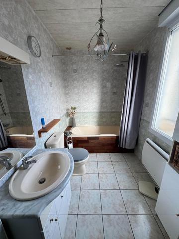 Maison à vendre à Pont-de-Buis-lès-Quimerch dans le Finistère (29590), ref : 1001382   
Centre ville