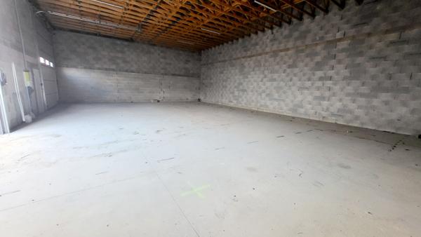 LOCAL SOUS FORME DE GARAGE AVEC STATIONNEMENT