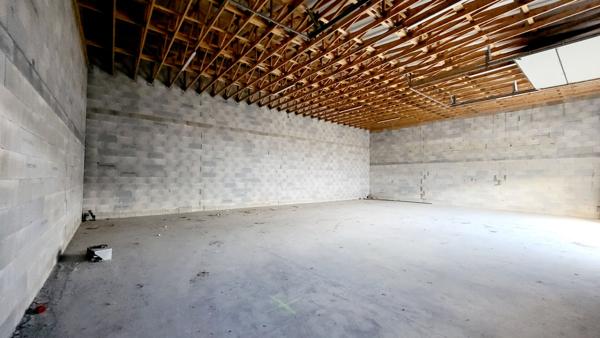 LOCAL SOUS FORME DE GARAGE AVEC STATIONNEMENT