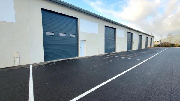 LOCAL SOUS FORME DE GARAGE AVEC STATIONNEMENT