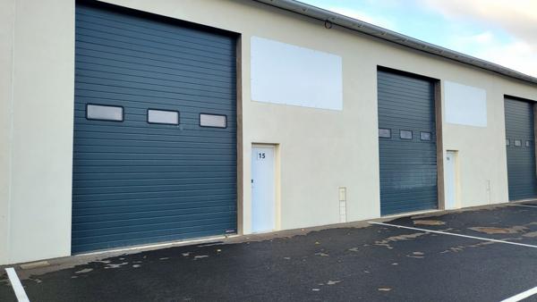 LOCAL SOUS FORME DE GARAGE AVEC STATIONNEMENT