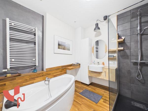 maison semi-individuelle, 4 pièces, garage et extérieur