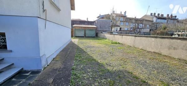 Maison centre ville avec terrain.