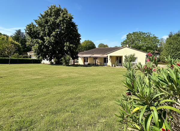 16400 PUYMOYEN Maison de plain pied 131 m2 avec 1600m2 de jardin à Puymoyen