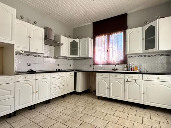 16400 PUYMOYEN Maison de plain pied 131 m2 avec 1600m2 de jardin à Puymoyen