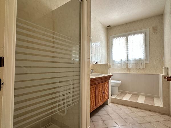 16400 PUYMOYEN Maison de plain pied 131 m2 avec 1600m2 de jardin à Puymoyen
