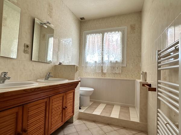 16400 PUYMOYEN Maison de plain pied 131 m2 avec 1600m2 de jardin à Puymoyen