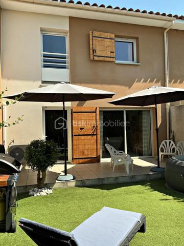 🏡 Maison T3 avec extérieur, garage et parking privatif – La Fare-les-Oliviers

🌿 Au calme, plein sud et à deux pas du centre-ville à pied 

Dans une résidence sécurisée, découvrez cette agréable maison T3 de 2010 répartie sur deux niveaux. 
Très bien entretenue, elle ne nécessite aucun travaux d’amélioration et offre un cadre de vie particulièrement confortable.

☀️ Son exposition plein sud, son environnement calme et son absence de vis-à-vis permettent de profiter pleinement de la terrasse et de l’espace extérieur clos.

🏠 Au rez-de-chaussée

Vous découvrirez une entrée avec accès direct au garage, particulièrement pratique au quotidien, ainsi qu'un WC indépendant.

La pièce de vie, lumineuse et conviviale, bénéficie d'une cuisine intégrée ouverte sur le séjour. L'ensemble permet un accès direct sur la terrasse et le jardin, créant une agréable continuité entre intérieur et extérieur.

❄️ La pièce principale est équipée d'une climatisation réversible pour davantage de confort en toute saison.

🛏️ À l'étage

Profitez de l'espace nuit composé de deux belles chambres dotées de rangements intégrés, ainsi que d'une salle de bains avec ouverture mais aussi d'un second WC indépendant.

🌳 Côté extérieur

L'espace extérieur clos constitue un véritable atout pour profiter des beaux jours en toute tranquillité.

La terrasse dispose notamment :

* 💧 d'un point d'eau
* 🔌 d'une prise électrique
* ☀️ d'une exposition plein sud
* 🌿 d'un espace extérieur facile à entretenir

🚗 Un garage et une place de parking privative complètent ce bien.

📍 Une maison idéale pour un couple, une petite famille ou un investissement, offrant un excellent compromis entre tranquillité, extérieur et proximité des commodités.

N'hésitez pas à me contacter pour davantage de renseignements ou pour organiser une visite.