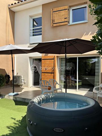 🏡 Maison T3 avec extérieur, garage et parking privatif – La Fare-les-Oliviers

🌿 Au calme, plein sud et à deux pas du centre-ville à pied 

Dans une résidence sécurisée, découvrez cette agréable maison T3 de 2010 répartie sur deux niveaux. 
Très bien entretenue, elle ne nécessite aucun travaux d’amélioration et offre un cadre de vie particulièrement confortable.

☀️ Son exposition plein sud, son environnement calme et son absence de vis-à-vis permettent de profiter pleinement de la terrasse et de l’espace extérieur clos.

🏠 Au rez-de-chaussée

Vous découvrirez une entrée avec accès direct au garage, particulièrement pratique au quotidien, ainsi qu'un WC indépendant.

La pièce de vie, lumineuse et conviviale, bénéficie d'une cuisine intégrée ouverte sur le séjour. L'ensemble permet un accès direct sur la terrasse et le jardin, créant une agréable continuité entre intérieur et extérieur.

❄️ La pièce principale est équipée d'une climatisation réversible pour davantage de confort en toute saison.

🛏️ À l'étage

Profitez de l'espace nuit composé de deux belles chambres dotées de rangements intégrés, ainsi que d'une salle de bains avec ouverture mais aussi d'un second WC indépendant.

🌳 Côté extérieur

L'espace extérieur clos constitue un véritable atout pour profiter des beaux jours en toute tranquillité.

La terrasse dispose notamment :

* 💧 d'un point d'eau
* 🔌 d'une prise électrique
* ☀️ d'une exposition plein sud
* 🌿 d'un espace extérieur facile à entretenir

🚗 Un garage et une place de parking privative complètent ce bien.

📍 Une maison idéale pour un couple, une petite famille ou un investissement, offrant un excellent compromis entre tranquillité, extérieur et proximité des commodités.

N'hésitez pas à me contacter pour davantage de renseignements ou pour organiser une visite.