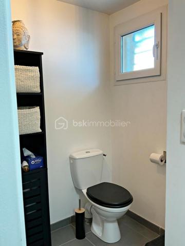 🏡 Maison T3 avec extérieur, garage et parking privatif – La Fare-les-Oliviers

🌿 Au calme, plein sud et à deux pas du centre-ville à pied 

Dans une résidence sécurisée, découvrez cette agréable maison T3 de 2010 répartie sur deux niveaux. 
Très bien entretenue, elle ne nécessite aucun travaux d’amélioration et offre un cadre de vie particulièrement confortable.

☀️ Son exposition plein sud, son environnement calme et son absence de vis-à-vis permettent de profiter pleinement de la terrasse et de l’espace extérieur clos.

🏠 Au rez-de-chaussée

Vous découvrirez une entrée avec accès direct au garage, particulièrement pratique au quotidien, ainsi qu'un WC indépendant.

La pièce de vie, lumineuse et conviviale, bénéficie d'une cuisine intégrée ouverte sur le séjour. L'ensemble permet un accès direct sur la terrasse et le jardin, créant une agréable continuité entre intérieur et extérieur.

❄️ La pièce principale est équipée d'une climatisation réversible pour davantage de confort en toute saison.

🛏️ À l'étage

Profitez de l'espace nuit composé de deux belles chambres dotées de rangements intégrés, ainsi que d'une salle de bains avec ouverture mais aussi d'un second WC indépendant.

🌳 Côté extérieur

L'espace extérieur clos constitue un véritable atout pour profiter des beaux jours en toute tranquillité.

La terrasse dispose notamment :

* 💧 d'un point d'eau
* 🔌 d'une prise électrique
* ☀️ d'une exposition plein sud
* 🌿 d'un espace extérieur facile à entretenir

🚗 Un garage et une place de parking privative complètent ce bien.

📍 Une maison idéale pour un couple, une petite famille ou un investissement, offrant un excellent compromis entre tranquillité, extérieur et proximité des commodités.

N'hésitez pas à me contacter pour davantage de renseignements ou pour organiser une visite.