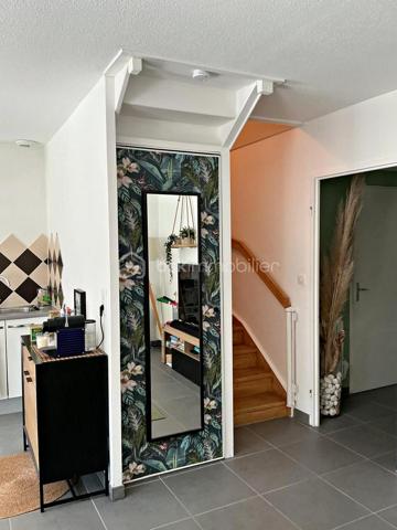 🏡 Maison T3 avec extérieur, garage et parking privatif – La Fare-les-Oliviers

🌿 Au calme, plein sud et à deux pas du centre-ville à pied 

Dans une résidence sécurisée, découvrez cette agréable maison T3 de 2010 répartie sur deux niveaux. 
Très bien entretenue, elle ne nécessite aucun travaux d’amélioration et offre un cadre de vie particulièrement confortable.

☀️ Son exposition plein sud, son environnement calme et son absence de vis-à-vis permettent de profiter pleinement de la terrasse et de l’espace extérieur clos.

🏠 Au rez-de-chaussée

Vous découvrirez une entrée avec accès direct au garage, particulièrement pratique au quotidien, ainsi qu'un WC indépendant.

La pièce de vie, lumineuse et conviviale, bénéficie d'une cuisine intégrée ouverte sur le séjour. L'ensemble permet un accès direct sur la terrasse et le jardin, créant une agréable continuité entre intérieur et extérieur.

❄️ La pièce principale est équipée d'une climatisation réversible pour davantage de confort en toute saison.

🛏️ À l'étage

Profitez de l'espace nuit composé de deux belles chambres dotées de rangements intégrés, ainsi que d'une salle de bains avec ouverture mais aussi d'un second WC indépendant.

🌳 Côté extérieur

L'espace extérieur clos constitue un véritable atout pour profiter des beaux jours en toute tranquillité.

La terrasse dispose notamment :

* 💧 d'un point d'eau
* 🔌 d'une prise électrique
* ☀️ d'une exposition plein sud
* 🌿 d'un espace extérieur facile à entretenir

🚗 Un garage et une place de parking privative complètent ce bien.

📍 Une maison idéale pour un couple, une petite famille ou un investissement, offrant un excellent compromis entre tranquillité, extérieur et proximité des commodités.

N'hésitez pas à me contacter pour davantage de renseignements ou pour organiser une visite.