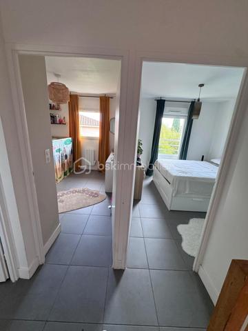 🏡 Maison T3 avec extérieur, garage et parking privatif – La Fare-les-Oliviers

🌿 Au calme, plein sud et à deux pas du centre-ville à pied 

Dans une résidence sécurisée, découvrez cette agréable maison T3 de 2010 répartie sur deux niveaux. 
Très bien entretenue, elle ne nécessite aucun travaux d’amélioration et offre un cadre de vie particulièrement confortable.

☀️ Son exposition plein sud, son environnement calme et son absence de vis-à-vis permettent de profiter pleinement de la terrasse et de l’espace extérieur clos.

🏠 Au rez-de-chaussée

Vous découvrirez une entrée avec accès direct au garage, particulièrement pratique au quotidien, ainsi qu'un WC indépendant.

La pièce de vie, lumineuse et conviviale, bénéficie d'une cuisine intégrée ouverte sur le séjour. L'ensemble permet un accès direct sur la terrasse et le jardin, créant une agréable continuité entre intérieur et extérieur.

❄️ La pièce principale est équipée d'une climatisation réversible pour davantage de confort en toute saison.

🛏️ À l'étage

Profitez de l'espace nuit composé de deux belles chambres dotées de rangements intégrés, ainsi que d'une salle de bains avec ouverture mais aussi d'un second WC indépendant.

🌳 Côté extérieur

L'espace extérieur clos constitue un véritable atout pour profiter des beaux jours en toute tranquillité.

La terrasse dispose notamment :

* 💧 d'un point d'eau
* 🔌 d'une prise électrique
* ☀️ d'une exposition plein sud
* 🌿 d'un espace extérieur facile à entretenir

🚗 Un garage et une place de parking privative complètent ce bien.

📍 Une maison idéale pour un couple, une petite famille ou un investissement, offrant un excellent compromis entre tranquillité, extérieur et proximité des commodités.

N'hésitez pas à me contacter pour davantage de renseignements ou pour organiser une visite.