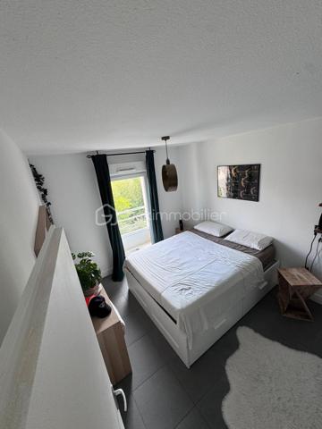 🏡 Maison T3 avec extérieur, garage et parking privatif – La Fare-les-Oliviers

🌿 Au calme, plein sud et à deux pas du centre-ville à pied 

Dans une résidence sécurisée, découvrez cette agréable maison T3 de 2010 répartie sur deux niveaux. 
Très bien entretenue, elle ne nécessite aucun travaux d’amélioration et offre un cadre de vie particulièrement confortable.

☀️ Son exposition plein sud, son environnement calme et son absence de vis-à-vis permettent de profiter pleinement de la terrasse et de l’espace extérieur clos.

🏠 Au rez-de-chaussée

Vous découvrirez une entrée avec accès direct au garage, particulièrement pratique au quotidien, ainsi qu'un WC indépendant.

La pièce de vie, lumineuse et conviviale, bénéficie d'une cuisine intégrée ouverte sur le séjour. L'ensemble permet un accès direct sur la terrasse et le jardin, créant une agréable continuité entre intérieur et extérieur.

❄️ La pièce principale est équipée d'une climatisation réversible pour davantage de confort en toute saison.

🛏️ À l'étage

Profitez de l'espace nuit composé de deux belles chambres dotées de rangements intégrés, ainsi que d'une salle de bains avec ouverture mais aussi d'un second WC indépendant.

🌳 Côté extérieur

L'espace extérieur clos constitue un véritable atout pour profiter des beaux jours en toute tranquillité.

La terrasse dispose notamment :

* 💧 d'un point d'eau
* 🔌 d'une prise électrique
* ☀️ d'une exposition plein sud
* 🌿 d'un espace extérieur facile à entretenir

🚗 Un garage et une place de parking privative complètent ce bien.

📍 Une maison idéale pour un couple, une petite famille ou un investissement, offrant un excellent compromis entre tranquillité, extérieur et proximité des commodités.

N'hésitez pas à me contacter pour davantage de renseignements ou pour organiser une visite.