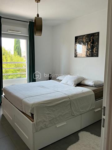 🏡 Maison T3 avec extérieur, garage et parking privatif – La Fare-les-Oliviers

🌿 Au calme, plein sud et à deux pas du centre-ville à pied 

Dans une résidence sécurisée, découvrez cette agréable maison T3 de 2010 répartie sur deux niveaux. 
Très bien entretenue, elle ne nécessite aucun travaux d’amélioration et offre un cadre de vie particulièrement confortable.

☀️ Son exposition plein sud, son environnement calme et son absence de vis-à-vis permettent de profiter pleinement de la terrasse et de l’espace extérieur clos.

🏠 Au rez-de-chaussée

Vous découvrirez une entrée avec accès direct au garage, particulièrement pratique au quotidien, ainsi qu'un WC indépendant.

La pièce de vie, lumineuse et conviviale, bénéficie d'une cuisine intégrée ouverte sur le séjour. L'ensemble permet un accès direct sur la terrasse et le jardin, créant une agréable continuité entre intérieur et extérieur.

❄️ La pièce principale est équipée d'une climatisation réversible pour davantage de confort en toute saison.

🛏️ À l'étage

Profitez de l'espace nuit composé de deux belles chambres dotées de rangements intégrés, ainsi que d'une salle de bains avec ouverture mais aussi d'un second WC indépendant.

🌳 Côté extérieur

L'espace extérieur clos constitue un véritable atout pour profiter des beaux jours en toute tranquillité.

La terrasse dispose notamment :

* 💧 d'un point d'eau
* 🔌 d'une prise électrique
* ☀️ d'une exposition plein sud
* 🌿 d'un espace extérieur facile à entretenir

🚗 Un garage et une place de parking privative complètent ce bien.

📍 Une maison idéale pour un couple, une petite famille ou un investissement, offrant un excellent compromis entre tranquillité, extérieur et proximité des commodités.

N'hésitez pas à me contacter pour davantage de renseignements ou pour organiser une visite.