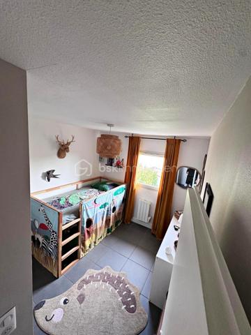 🏡 Maison T3 avec extérieur, garage et parking privatif – La Fare-les-Oliviers

🌿 Au calme, plein sud et à deux pas du centre-ville à pied 

Dans une résidence sécurisée, découvrez cette agréable maison T3 de 2010 répartie sur deux niveaux. 
Très bien entretenue, elle ne nécessite aucun travaux d’amélioration et offre un cadre de vie particulièrement confortable.

☀️ Son exposition plein sud, son environnement calme et son absence de vis-à-vis permettent de profiter pleinement de la terrasse et de l’espace extérieur clos.

🏠 Au rez-de-chaussée

Vous découvrirez une entrée avec accès direct au garage, particulièrement pratique au quotidien, ainsi qu'un WC indépendant.

La pièce de vie, lumineuse et conviviale, bénéficie d'une cuisine intégrée ouverte sur le séjour. L'ensemble permet un accès direct sur la terrasse et le jardin, créant une agréable continuité entre intérieur et extérieur.

❄️ La pièce principale est équipée d'une climatisation réversible pour davantage de confort en toute saison.

🛏️ À l'étage

Profitez de l'espace nuit composé de deux belles chambres dotées de rangements intégrés, ainsi que d'une salle de bains avec ouverture mais aussi d'un second WC indépendant.

🌳 Côté extérieur

L'espace extérieur clos constitue un véritable atout pour profiter des beaux jours en toute tranquillité.

La terrasse dispose notamment :

* 💧 d'un point d'eau
* 🔌 d'une prise électrique
* ☀️ d'une exposition plein sud
* 🌿 d'un espace extérieur facile à entretenir

🚗 Un garage et une place de parking privative complètent ce bien.

📍 Une maison idéale pour un couple, une petite famille ou un investissement, offrant un excellent compromis entre tranquillité, extérieur et proximité des commodités.

N'hésitez pas à me contacter pour davantage de renseignements ou pour organiser une visite.