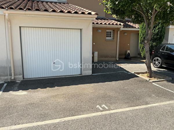 🏡 Maison T3 avec extérieur, garage et parking privatif – La Fare-les-Oliviers

🌿 Au calme, plein sud et à deux pas du centre-ville à pied 

Dans une résidence sécurisée, découvrez cette agréable maison T3 de 2010 répartie sur deux niveaux. 
Très bien entretenue, elle ne nécessite aucun travaux d’amélioration et offre un cadre de vie particulièrement confortable.

☀️ Son exposition plein sud, son environnement calme et son absence de vis-à-vis permettent de profiter pleinement de la terrasse et de l’espace extérieur clos.

🏠 Au rez-de-chaussée

Vous découvrirez une entrée avec accès direct au garage, particulièrement pratique au quotidien, ainsi qu'un WC indépendant.

La pièce de vie, lumineuse et conviviale, bénéficie d'une cuisine intégrée ouverte sur le séjour. L'ensemble permet un accès direct sur la terrasse et le jardin, créant une agréable continuité entre intérieur et extérieur.

❄️ La pièce principale est équipée d'une climatisation réversible pour davantage de confort en toute saison.

🛏️ À l'étage

Profitez de l'espace nuit composé de deux belles chambres dotées de rangements intégrés, ainsi que d'une salle de bains avec ouverture mais aussi d'un second WC indépendant.

🌳 Côté extérieur

L'espace extérieur clos constitue un véritable atout pour profiter des beaux jours en toute tranquillité.

La terrasse dispose notamment :

* 💧 d'un point d'eau
* 🔌 d'une prise électrique
* ☀️ d'une exposition plein sud
* 🌿 d'un espace extérieur facile à entretenir

🚗 Un garage et une place de parking privative complètent ce bien.

📍 Une maison idéale pour un couple, une petite famille ou un investissement, offrant un excellent compromis entre tranquillité, extérieur et proximité des commodités.

N'hésitez pas à me contacter pour davantage de renseignements ou pour organiser une visite.