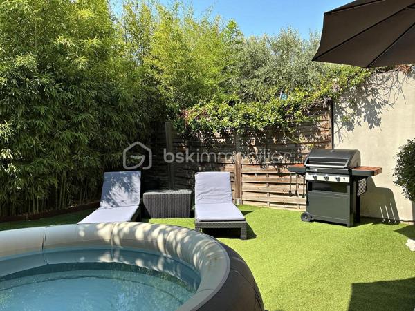 🏡 Maison T3 avec extérieur, garage et parking privatif – La Fare-les-Oliviers

🌿 Au calme, plein sud et à deux pas du centre-ville à pied 

Dans une résidence sécurisée, découvrez cette agréable maison T3 de 2010 répartie sur deux niveaux. 
Très bien entretenue, elle ne nécessite aucun travaux d’amélioration et offre un cadre de vie particulièrement confortable.

☀️ Son exposition plein sud, son environnement calme et son absence de vis-à-vis permettent de profiter pleinement de la terrasse et de l’espace extérieur clos.

🏠 Au rez-de-chaussée

Vous découvrirez une entrée avec accès direct au garage, particulièrement pratique au quotidien, ainsi qu'un WC indépendant.

La pièce de vie, lumineuse et conviviale, bénéficie d'une cuisine intégrée ouverte sur le séjour. L'ensemble permet un accès direct sur la terrasse et le jardin, créant une agréable continuité entre intérieur et extérieur.

❄️ La pièce principale est équipée d'une climatisation réversible pour davantage de confort en toute saison.

🛏️ À l'étage

Profitez de l'espace nuit composé de deux belles chambres dotées de rangements intégrés, ainsi que d'une salle de bains avec ouverture mais aussi d'un second WC indépendant.

🌳 Côté extérieur

L'espace extérieur clos constitue un véritable atout pour profiter des beaux jours en toute tranquillité.

La terrasse dispose notamment :

* 💧 d'un point d'eau
* 🔌 d'une prise électrique
* ☀️ d'une exposition plein sud
* 🌿 d'un espace extérieur facile à entretenir

🚗 Un garage et une place de parking privative complètent ce bien.

📍 Une maison idéale pour un couple, une petite famille ou un investissement, offrant un excellent compromis entre tranquillité, extérieur et proximité des commodités.

N'hésitez pas à me contacter pour davantage de renseignements ou pour organiser une visite.