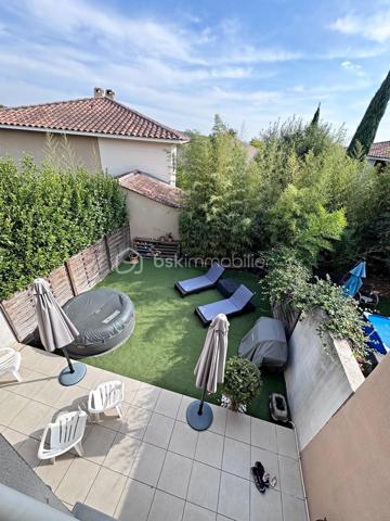 🏡 Maison T3 avec extérieur, garage et parking privatif – La Fare-les-Oliviers

🌿 Au calme, plein sud et à deux pas du centre-ville à pied 

Dans une résidence sécurisée, découvrez cette agréable maison T3 de 2010 répartie sur deux niveaux. 
Très bien entretenue, elle ne nécessite aucun travaux d’amélioration et offre un cadre de vie particulièrement confortable.

☀️ Son exposition plein sud, son environnement calme et son absence de vis-à-vis permettent de profiter pleinement de la terrasse et de l’espace extérieur clos.

🏠 Au rez-de-chaussée

Vous découvrirez une entrée avec accès direct au garage, particulièrement pratique au quotidien, ainsi qu'un WC indépendant.

La pièce de vie, lumineuse et conviviale, bénéficie d'une cuisine intégrée ouverte sur le séjour. L'ensemble permet un accès direct sur la terrasse et le jardin, créant une agréable continuité entre intérieur et extérieur.

❄️ La pièce principale est équipée d'une climatisation réversible pour davantage de confort en toute saison.

🛏️ À l'étage

Profitez de l'espace nuit composé de deux belles chambres dotées de rangements intégrés, ainsi que d'une salle de bains avec ouverture mais aussi d'un second WC indépendant.

🌳 Côté extérieur

L'espace extérieur clos constitue un véritable atout pour profiter des beaux jours en toute tranquillité.

La terrasse dispose notamment :

* 💧 d'un point d'eau
* 🔌 d'une prise électrique
* ☀️ d'une exposition plein sud
* 🌿 d'un espace extérieur facile à entretenir

🚗 Un garage et une place de parking privative complètent ce bien.

📍 Une maison idéale pour un couple, une petite famille ou un investissement, offrant un excellent compromis entre tranquillité, extérieur et proximité des commodités.

N'hésitez pas à me contacter pour davantage de renseignements ou pour organiser une visite.