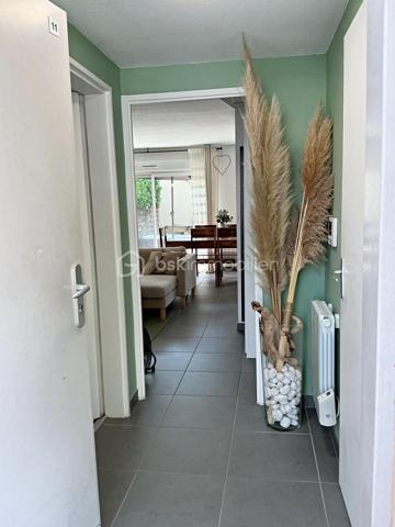 🏡 Maison T3 avec extérieur, garage et parking privatif – La Fare-les-Oliviers

🌿 Au calme, plein sud et à deux pas du centre-ville à pied 

Dans une résidence sécurisée, découvrez cette agréable maison T3 de 2010 répartie sur deux niveaux. 
Très bien entretenue, elle ne nécessite aucun travaux d’amélioration et offre un cadre de vie particulièrement confortable.

☀️ Son exposition plein sud, son environnement calme et son absence de vis-à-vis permettent de profiter pleinement de la terrasse et de l’espace extérieur clos.

🏠 Au rez-de-chaussée

Vous découvrirez une entrée avec accès direct au garage, particulièrement pratique au quotidien, ainsi qu'un WC indépendant.

La pièce de vie, lumineuse et conviviale, bénéficie d'une cuisine intégrée ouverte sur le séjour. L'ensemble permet un accès direct sur la terrasse et le jardin, créant une agréable continuité entre intérieur et extérieur.

❄️ La pièce principale est équipée d'une climatisation réversible pour davantage de confort en toute saison.

🛏️ À l'étage

Profitez de l'espace nuit composé de deux belles chambres dotées de rangements intégrés, ainsi que d'une salle de bains avec ouverture mais aussi d'un second WC indépendant.

🌳 Côté extérieur

L'espace extérieur clos constitue un véritable atout pour profiter des beaux jours en toute tranquillité.

La terrasse dispose notamment :

* 💧 d'un point d'eau
* 🔌 d'une prise électrique
* ☀️ d'une exposition plein sud
* 🌿 d'un espace extérieur facile à entretenir

🚗 Un garage et une place de parking privative complètent ce bien.

📍 Une maison idéale pour un couple, une petite famille ou un investissement, offrant un excellent compromis entre tranquillité, extérieur et proximité des commodités.

N'hésitez pas à me contacter pour davantage de renseignements ou pour organiser une visite.