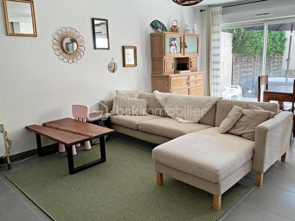 🏡 Maison T3 avec extérieur, garage et parking privatif – La Fare-les-Oliviers

🌿 Au calme, plein sud et à deux pas du centre-ville à pied 

Dans une résidence sécurisée, découvrez cette agréable maison T3 de 2010 répartie sur deux niveaux. 
Très bien entretenue, elle ne nécessite aucun travaux d’amélioration et offre un cadre de vie particulièrement confortable.

☀️ Son exposition plein sud, son environnement calme et son absence de vis-à-vis permettent de profiter pleinement de la terrasse et de l’espace extérieur clos.

🏠 Au rez-de-chaussée

Vous découvrirez une entrée avec accès direct au garage, particulièrement pratique au quotidien, ainsi qu'un WC indépendant.

La pièce de vie, lumineuse et conviviale, bénéficie d'une cuisine intégrée ouverte sur le séjour. L'ensemble permet un accès direct sur la terrasse et le jardin, créant une agréable continuité entre intérieur et extérieur.

❄️ La pièce principale est équipée d'une climatisation réversible pour davantage de confort en toute saison.

🛏️ À l'étage

Profitez de l'espace nuit composé de deux belles chambres dotées de rangements intégrés, ainsi que d'une salle de bains avec ouverture mais aussi d'un second WC indépendant.

🌳 Côté extérieur

L'espace extérieur clos constitue un véritable atout pour profiter des beaux jours en toute tranquillité.

La terrasse dispose notamment :

* 💧 d'un point d'eau
* 🔌 d'une prise électrique
* ☀️ d'une exposition plein sud
* 🌿 d'un espace extérieur facile à entretenir

🚗 Un garage et une place de parking privative complètent ce bien.

📍 Une maison idéale pour un couple, une petite famille ou un investissement, offrant un excellent compromis entre tranquillité, extérieur et proximité des commodités.

N'hésitez pas à me contacter pour davantage de renseignements ou pour organiser une visite.