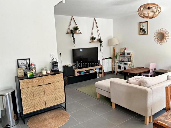 🏡 Maison T3 avec extérieur, garage et parking privatif – La Fare-les-Oliviers

🌿 Au calme, plein sud et à deux pas du centre-ville à pied 

Dans une résidence sécurisée, découvrez cette agréable maison T3 de 2010 répartie sur deux niveaux. 
Très bien entretenue, elle ne nécessite aucun travaux d’amélioration et offre un cadre de vie particulièrement confortable.

☀️ Son exposition plein sud, son environnement calme et son absence de vis-à-vis permettent de profiter pleinement de la terrasse et de l’espace extérieur clos.

🏠 Au rez-de-chaussée

Vous découvrirez une entrée avec accès direct au garage, particulièrement pratique au quotidien, ainsi qu'un WC indépendant.

La pièce de vie, lumineuse et conviviale, bénéficie d'une cuisine intégrée ouverte sur le séjour. L'ensemble permet un accès direct sur la terrasse et le jardin, créant une agréable continuité entre intérieur et extérieur.

❄️ La pièce principale est équipée d'une climatisation réversible pour davantage de confort en toute saison.

🛏️ À l'étage

Profitez de l'espace nuit composé de deux belles chambres dotées de rangements intégrés, ainsi que d'une salle de bains avec ouverture mais aussi d'un second WC indépendant.

🌳 Côté extérieur

L'espace extérieur clos constitue un véritable atout pour profiter des beaux jours en toute tranquillité.

La terrasse dispose notamment :

* 💧 d'un point d'eau
* 🔌 d'une prise électrique
* ☀️ d'une exposition plein sud
* 🌿 d'un espace extérieur facile à entretenir

🚗 Un garage et une place de parking privative complètent ce bien.

📍 Une maison idéale pour un couple, une petite famille ou un investissement, offrant un excellent compromis entre tranquillité, extérieur et proximité des commodités.

N'hésitez pas à me contacter pour davantage de renseignements ou pour organiser une visite.