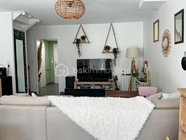 🏡 Maison T3 avec extérieur, garage et parking privatif – La Fare-les-Oliviers

🌿 Au calme, plein sud et à deux pas du centre-ville à pied 

Dans une résidence sécurisée, découvrez cette agréable maison T3 de 2010 répartie sur deux niveaux. 
Très bien entretenue, elle ne nécessite aucun travaux d’amélioration et offre un cadre de vie particulièrement confortable.

☀️ Son exposition plein sud, son environnement calme et son absence de vis-à-vis permettent de profiter pleinement de la terrasse et de l’espace extérieur clos.

🏠 Au rez-de-chaussée

Vous découvrirez une entrée avec accès direct au garage, particulièrement pratique au quotidien, ainsi qu'un WC indépendant.

La pièce de vie, lumineuse et conviviale, bénéficie d'une cuisine intégrée ouverte sur le séjour. L'ensemble permet un accès direct sur la terrasse et le jardin, créant une agréable continuité entre intérieur et extérieur.

❄️ La pièce principale est équipée d'une climatisation réversible pour davantage de confort en toute saison.

🛏️ À l'étage

Profitez de l'espace nuit composé de deux belles chambres dotées de rangements intégrés, ainsi que d'une salle de bains avec ouverture mais aussi d'un second WC indépendant.

🌳 Côté extérieur

L'espace extérieur clos constitue un véritable atout pour profiter des beaux jours en toute tranquillité.

La terrasse dispose notamment :

* 💧 d'un point d'eau
* 🔌 d'une prise électrique
* ☀️ d'une exposition plein sud
* 🌿 d'un espace extérieur facile à entretenir

🚗 Un garage et une place de parking privative complètent ce bien.

📍 Une maison idéale pour un couple, une petite famille ou un investissement, offrant un excellent compromis entre tranquillité, extérieur et proximité des commodités.

N'hésitez pas à me contacter pour davantage de renseignements ou pour organiser une visite.