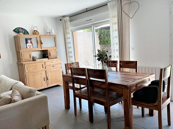 🏡 Maison T3 avec extérieur, garage et parking privatif – La Fare-les-Oliviers

🌿 Au calme, plein sud et à deux pas du centre-ville à pied 

Dans une résidence sécurisée, découvrez cette agréable maison T3 de 2010 répartie sur deux niveaux. 
Très bien entretenue, elle ne nécessite aucun travaux d’amélioration et offre un cadre de vie particulièrement confortable.

☀️ Son exposition plein sud, son environnement calme et son absence de vis-à-vis permettent de profiter pleinement de la terrasse et de l’espace extérieur clos.

🏠 Au rez-de-chaussée

Vous découvrirez une entrée avec accès direct au garage, particulièrement pratique au quotidien, ainsi qu'un WC indépendant.

La pièce de vie, lumineuse et conviviale, bénéficie d'une cuisine intégrée ouverte sur le séjour. L'ensemble permet un accès direct sur la terrasse et le jardin, créant une agréable continuité entre intérieur et extérieur.

❄️ La pièce principale est équipée d'une climatisation réversible pour davantage de confort en toute saison.

🛏️ À l'étage

Profitez de l'espace nuit composé de deux belles chambres dotées de rangements intégrés, ainsi que d'une salle de bains avec ouverture mais aussi d'un second WC indépendant.

🌳 Côté extérieur

L'espace extérieur clos constitue un véritable atout pour profiter des beaux jours en toute tranquillité.

La terrasse dispose notamment :

* 💧 d'un point d'eau
* 🔌 d'une prise électrique
* ☀️ d'une exposition plein sud
* 🌿 d'un espace extérieur facile à entretenir

🚗 Un garage et une place de parking privative complètent ce bien.

📍 Une maison idéale pour un couple, une petite famille ou un investissement, offrant un excellent compromis entre tranquillité, extérieur et proximité des commodités.

N'hésitez pas à me contacter pour davantage de renseignements ou pour organiser une visite.
