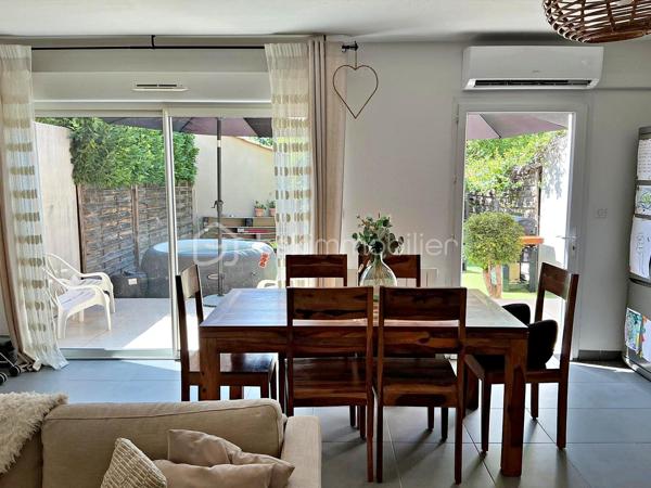 🏡 Maison T3 avec extérieur, garage et parking privatif – La Fare-les-Oliviers

🌿 Au calme, plein sud et à deux pas du centre-ville à pied 

Dans une résidence sécurisée, découvrez cette agréable maison T3 de 2010 répartie sur deux niveaux. 
Très bien entretenue, elle ne nécessite aucun travaux d’amélioration et offre un cadre de vie particulièrement confortable.

☀️ Son exposition plein sud, son environnement calme et son absence de vis-à-vis permettent de profiter pleinement de la terrasse et de l’espace extérieur clos.

🏠 Au rez-de-chaussée

Vous découvrirez une entrée avec accès direct au garage, particulièrement pratique au quotidien, ainsi qu'un WC indépendant.

La pièce de vie, lumineuse et conviviale, bénéficie d'une cuisine intégrée ouverte sur le séjour. L'ensemble permet un accès direct sur la terrasse et le jardin, créant une agréable continuité entre intérieur et extérieur.

❄️ La pièce principale est équipée d'une climatisation réversible pour davantage de confort en toute saison.

🛏️ À l'étage

Profitez de l'espace nuit composé de deux belles chambres dotées de rangements intégrés, ainsi que d'une salle de bains avec ouverture mais aussi d'un second WC indépendant.

🌳 Côté extérieur

L'espace extérieur clos constitue un véritable atout pour profiter des beaux jours en toute tranquillité.

La terrasse dispose notamment :

* 💧 d'un point d'eau
* 🔌 d'une prise électrique
* ☀️ d'une exposition plein sud
* 🌿 d'un espace extérieur facile à entretenir

🚗 Un garage et une place de parking privative complètent ce bien.

📍 Une maison idéale pour un couple, une petite famille ou un investissement, offrant un excellent compromis entre tranquillité, extérieur et proximité des commodités.

N'hésitez pas à me contacter pour davantage de renseignements ou pour organiser une visite.