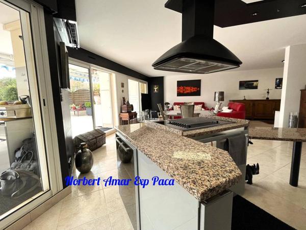 Appartement de Standing, Emplacement idéal, tout à pied : mer, plage, commerces. avec Terrasse et Jardin Suspendu