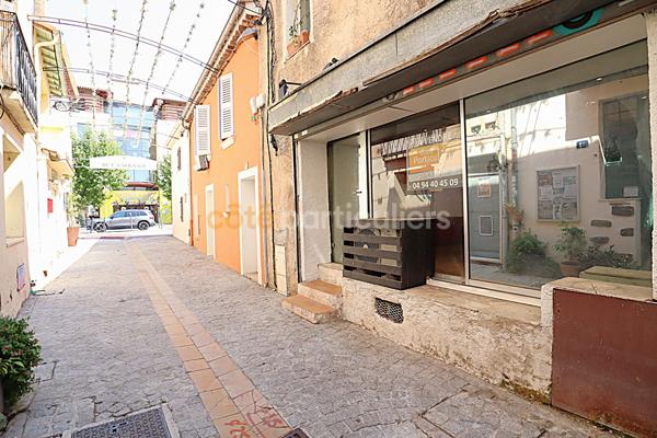 Vente
                Local commercial52 m² - 2 Pièces -
                    SAINT-RAPHAEL (83700)