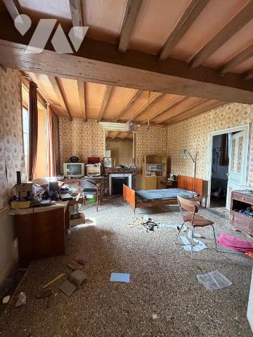 Belle demeure bourgeoise à rénover, pleine de charme et de potentiel.
Emplacement de premier o...