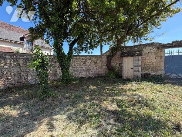 Belle demeure bourgeoise à rénover, pleine de charme et de potentiel.
Emplacement de premier o...