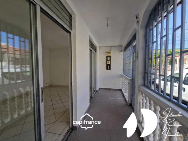 Maison F3 avec cour et terrasse, centre-ville de Petit-Bourg, location nue