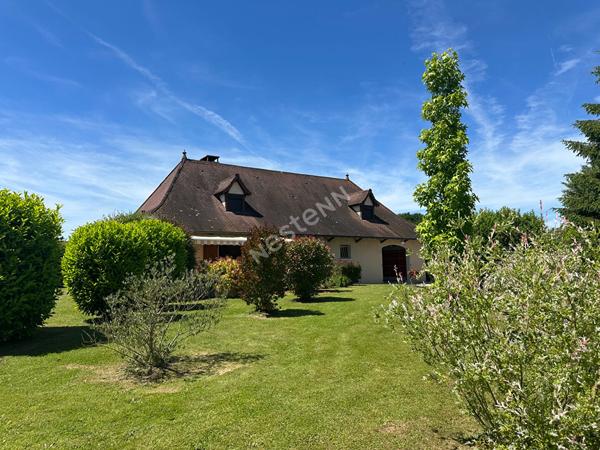 Maison avec piscine et dépendances entre CHALON-SUR-SAONE et LONS-LE-SAUNIER proche LOUHANS et ses 157 arcades à 25 minutes de l'autoroute A39 et 30 minutes de l'A6