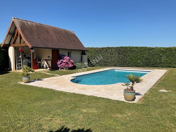 Maison avec piscine et dépendances entre CHALON-SUR-SAONE et LONS-LE-SAUNIER proche LOUHANS et ses 157 arcades à 25 minutes de l'autoroute A39 et 30 minutes de l'A6