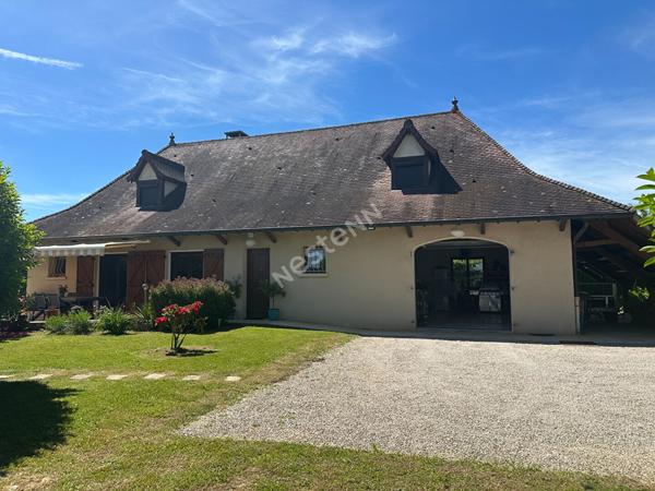Maison avec piscine et dépendances entre CHALON-SUR-SAONE et LONS-LE-SAUNIER proche LOUHANS et ses 157 arcades à 25 minutes de l'autoroute A39 et 30 minutes de l'A6