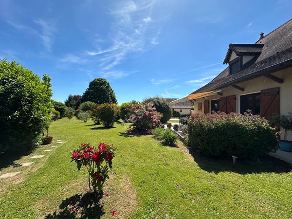 Maison avec piscine et dépendances entre CHALON-SUR-SAONE et LONS-LE-SAUNIER proche LOUHANS et ses 157 arcades à 25 minutes de l'autoroute A39 et 30 minutes de l'A6